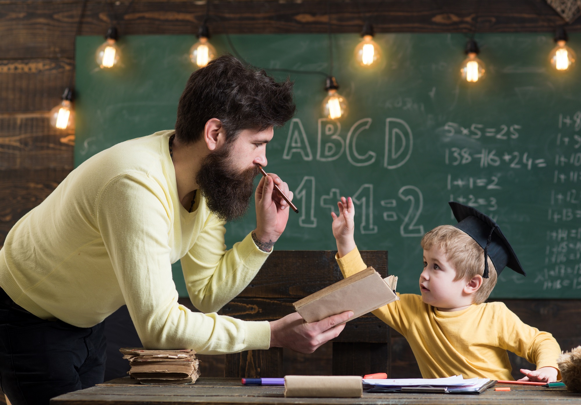 His father a teacher. Вундеркинды и родители. Папа учитель. Учитель и дети смеются.